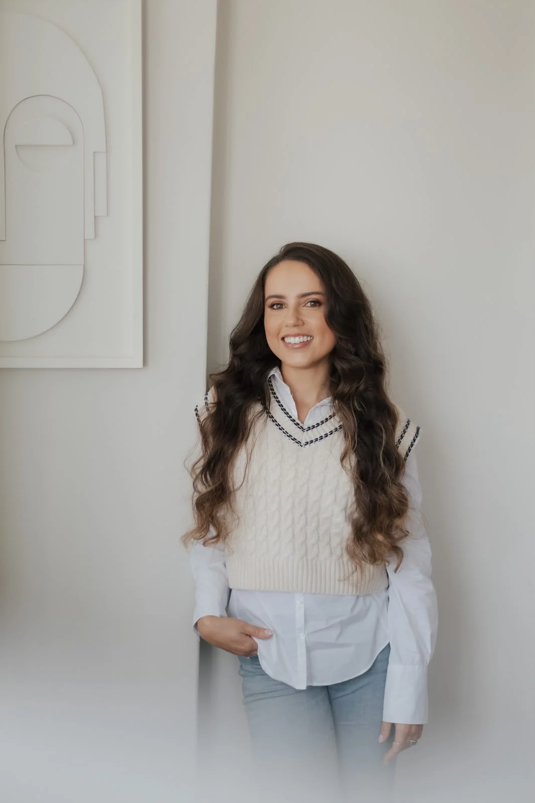 Dra. Débora Sampaio em ambiente elegante com colete