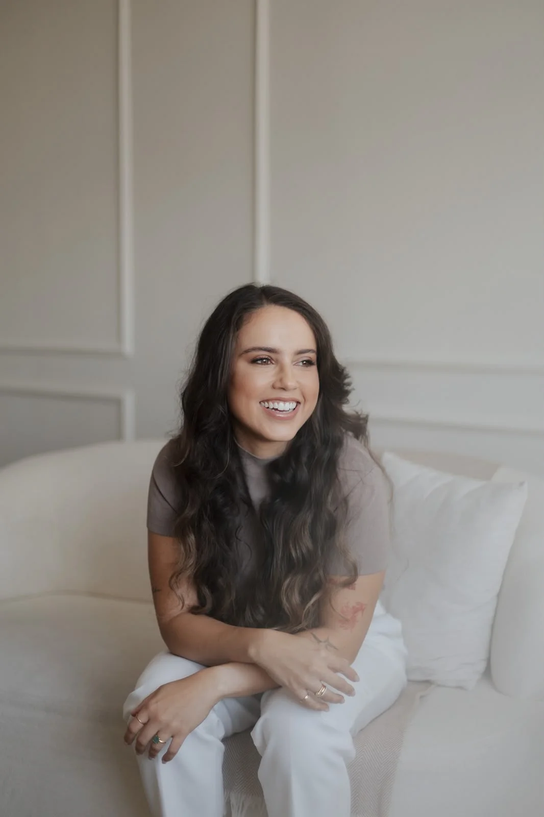 Dra. Débora Sampaio sorrindo em ambiente claro — foto profissional